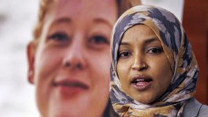 U Mineapolisu je uhapšen čovek koji je nečim isprskao Ilham Omar, članicu američkog Kongresa.