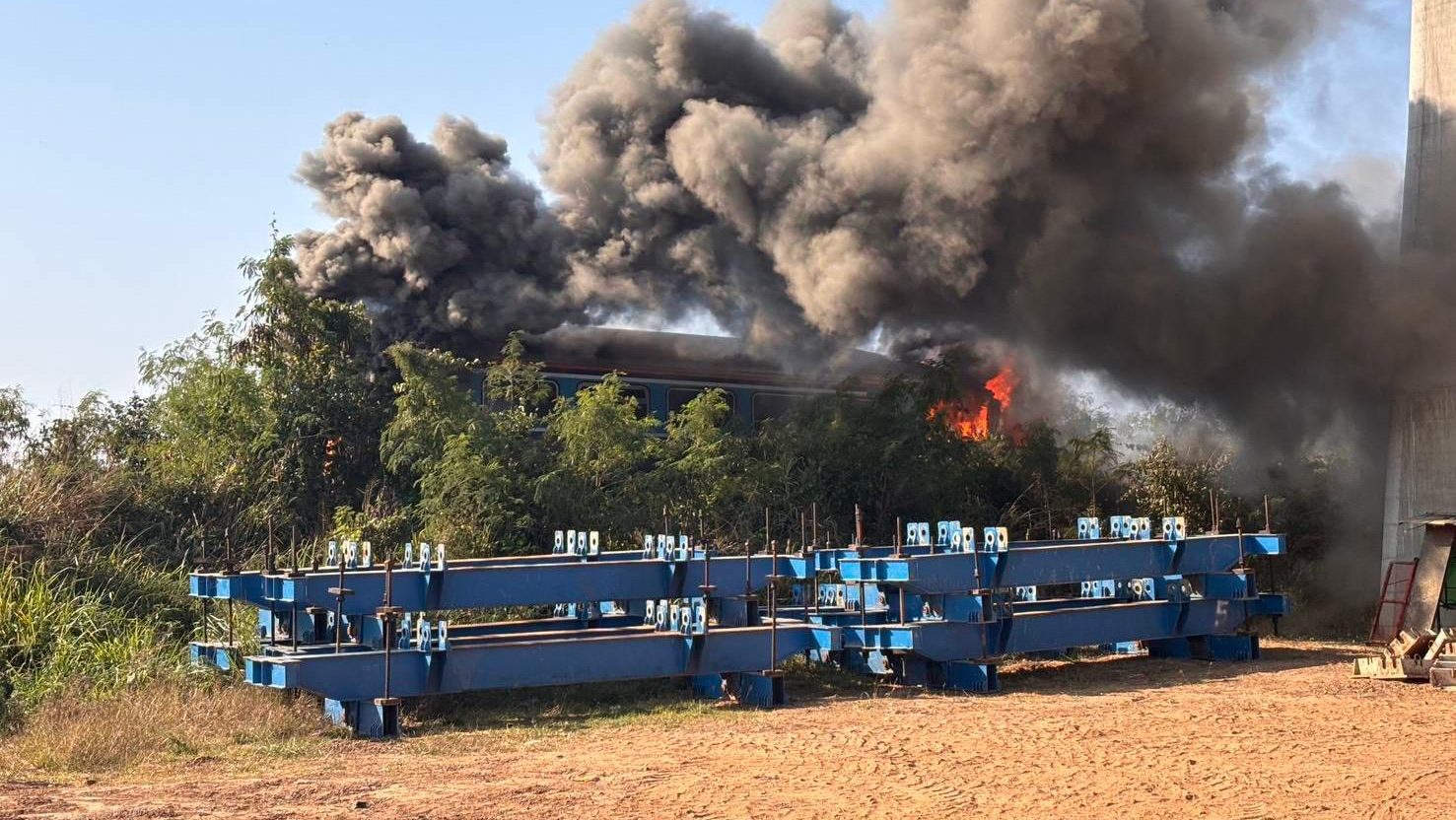 Pao kran na voz u pokretu na Tajlandu, desetine poginulih i povređenih (FOTO) 2