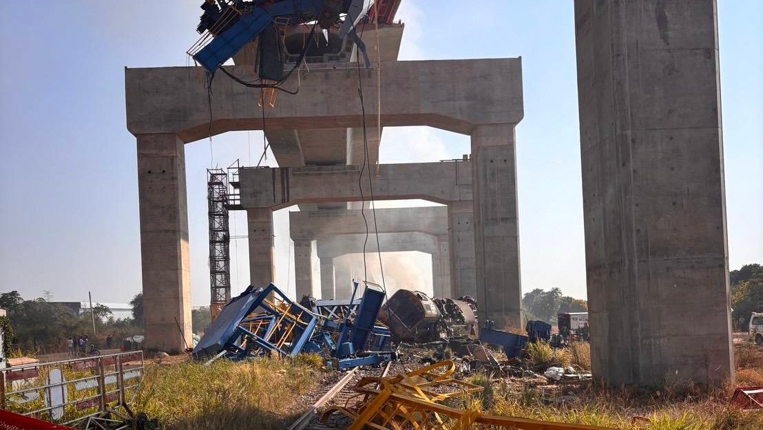 Pao kran na voz u pokretu na Tajlandu, desetine poginulih i povređenih (FOTO) 3