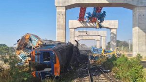 Najmanje 22 ljudi je poginulo danas kada je građevinski kran pao na putnički voz na severoistoku Tajlanda, saopštili su zvaničnici.