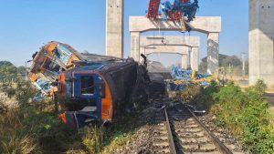 Najmanje 22 osobe poginule su kada je na Tajlandu građevinski kran pao na voz u pokretu, saopštila je tajlandska policija. Kako se navodi, 79 osoba je povređeno, od čega osam ima teške povrede.