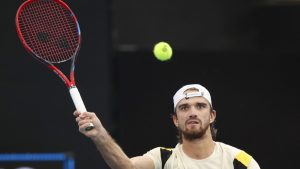 Češki teniser Tomaš Mahač savladao je Stefanosa Cicipasa iz Grčke u meču drugog kola Australijan opena rezultatom 3:1 (6:4, 3:6, 7:6 (5), 7:6 (5)).