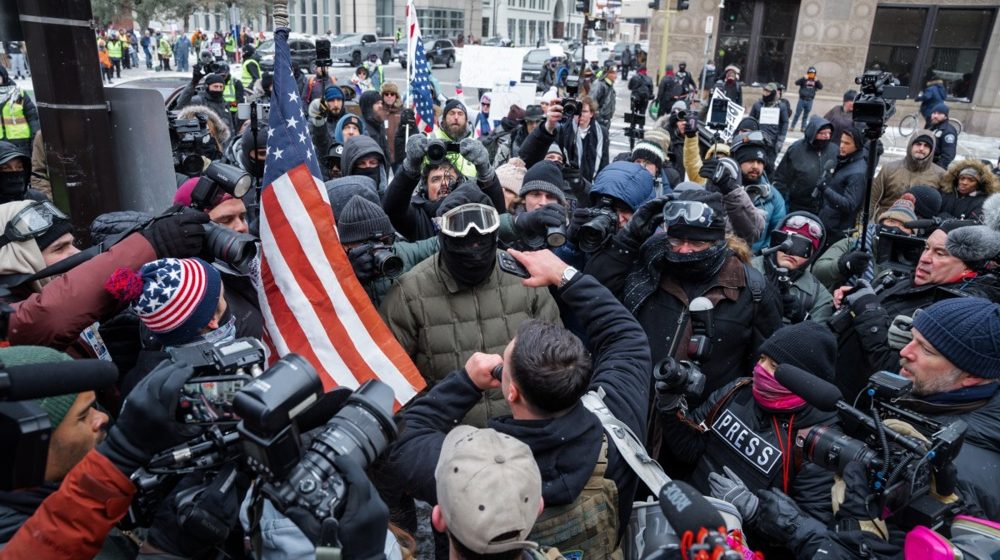 (VIDEO) Agenti Imigracione službe u Minesoti: Provalili mu u stan, uperili pištolj, izveli ga osudno odevenog na -10 stepeni 11