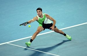 Španski teniser Karlos Alkaraz plasirao se u drugo kolo Otvorenog prvenstva Australije u Melburnu, pošto je pobedio 79. igrača sveta Australijanca Adama Voltona posle tri seta, 6:3, 7:6, 6:2.