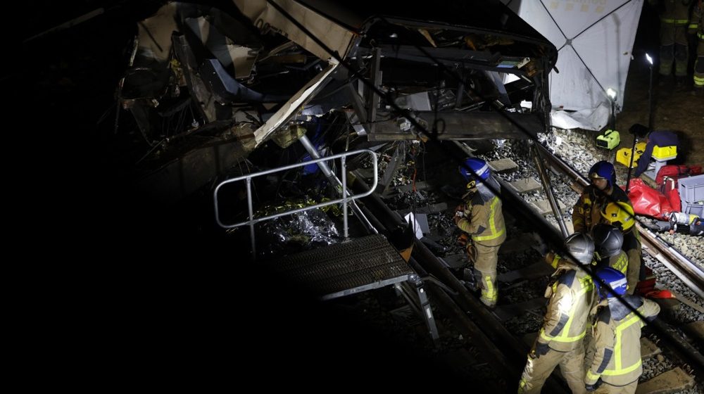 Voz kod Barselone iskliznuo iz šina: Mašinovođa poginuo, povređeno 20 osoba 18