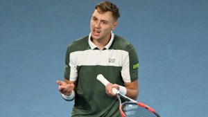 Duel drugog kola Australijan opena između srpskog tenisera Hamada Međedovića i Australijanca Aleksa De Minora pripao je domaćem igraču i šestom nosiocu posle nešto više od tri sata igre - 1:3 (7:6(5), 2:6, 2:6, 1:6).