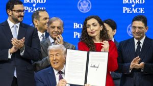 Američki predsednik Donald Tramp uspeo je u svojoj nameri. Formirao je svoj Odbor za mir na marginama Svetskog ekonomskog forumg u Davosu. Skoro 20 zemalja potpisalo je Povelju. Tramp je i osnivač i presedavajući Odborom za mir.