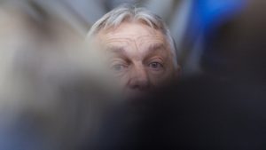Premijer Mađarske Viktor Orban, suočen sa naglim padom podrške pred parlamentarne izbore 12. aprila pribegava agresivnim političkim taktikama usmerenim na Ukrajinu.