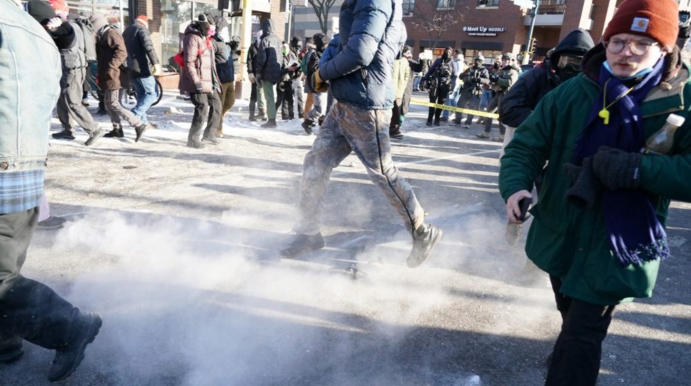 Snimci demantuju zvaničnike: Roditelji ubijenog Aleksa Pretija optužuju Trampovu administraciju za "odvratne laži" 9