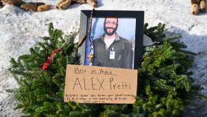 U Mineapolisu, u saveznoj državi Minesoti i drugim američkim gradovima nastavljeni su protesti zbog postupaka agenata Službe za imigracije i carine (ICE) koji su proteklog vikenda ubili 37-godišnjeg Aleksa Pretija. Preliminarni izveštaj koji je Ministarstvo za unutrašnju bezbednost SAD dostavilo Kongresu, pokazuje da su dva službenika pucala u Pretija. Uvid u ovaj izveštaj imao je CNN.