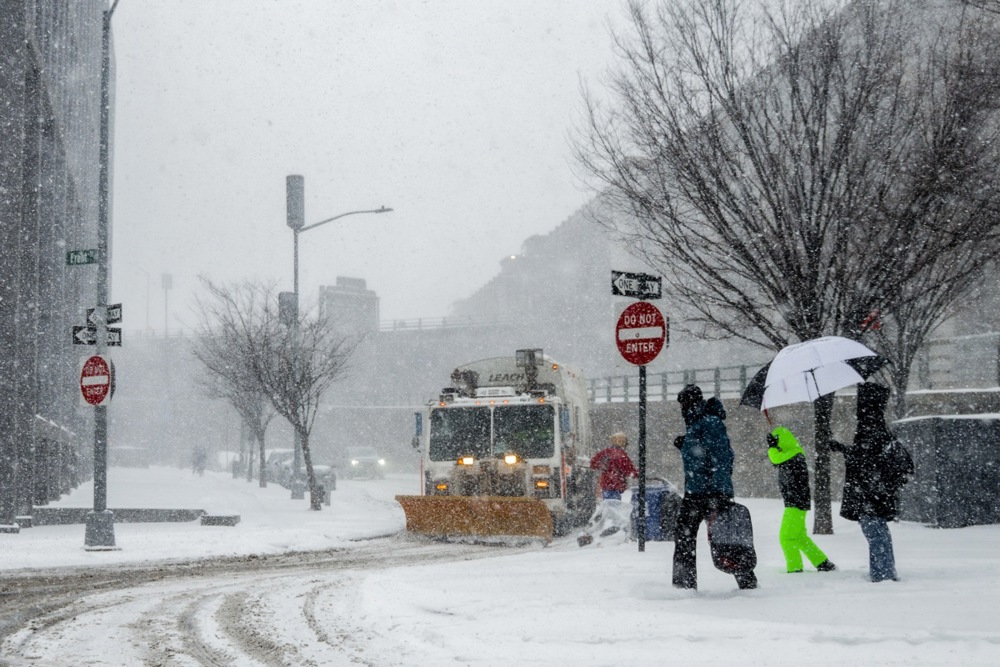 Snežna oluja paralisala više američkih država: Ima stradalih, više od milion ljudi bez struje, otkazano više od 11 hiljada letova 2 Snežna oluja paralisala više američkih država: Ima stradalih, više od milion ljudi bez struje, otkazano više od 11 hiljada letova 2