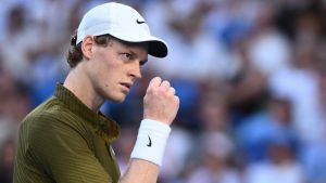 Drugi teniser sveta Janik Siner plasirao se u četvrtfinale Australijan opena pobedom nad sunarodnikom Lućanom Darderijem 3:0 (6:1, 6:3, 7:6).