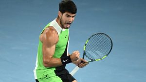 Španski teniser Karlos Alkaraz se pobedom nad Aleksom de Minorom iz Australije rezultatom 3:0 (7:5, 6:2, 6:1) plasirao u polufinale Australijan opena.