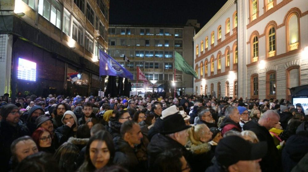 UŽIVO "Danas vi stojite tamo gde mi nismo smeli da stanemo": Završena obraćanja ispred Rektorata, studenti i građani kreću u protestnu šetnju do Hrama Svetog Save (FOTO; VIDEO) 8
