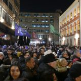UŽIVO "Danas vi stojite tamo gde mi nismo smeli da stanemo": Završena obraćanja ispred Rektorata, studenti i građani kreću u protestnu šetnju do Hrama Svetog Save (FOTO; VIDEO) 4