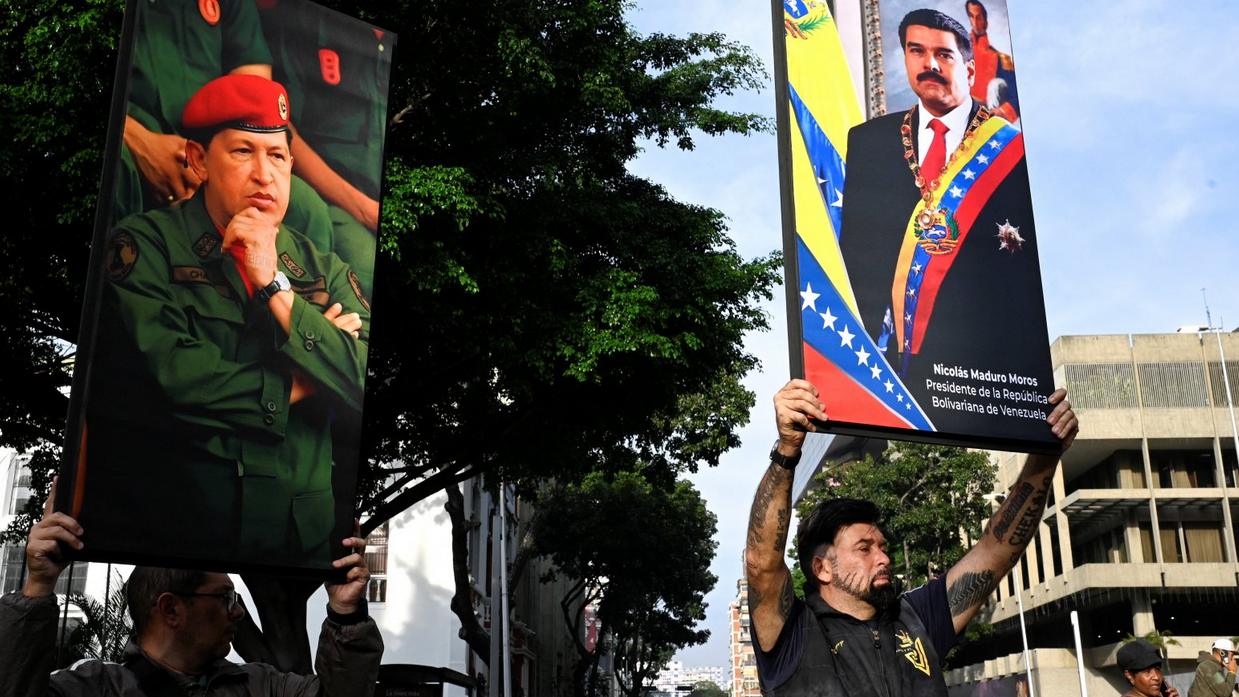 Amerika napala Venecuelu i 'zarobila' Madura, objavio Tramp 3 Pristalice Madura u Karakasu drže fotografije njega i njegovog prethodnika Uga Čaveza na protestu posle akcije SAD, 3. januar