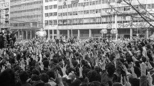 Započeli smo svoje studije onda kada nijedna slika više nije visila na zidu iznad table i katedre, ni maršalova, a ni kralja ni namesnika, pa ni arhiepiskopa našeg, ni vožda ni knjaza – tek jedna beličasta fleka namesto nečije ikone što je tu nekad netremice zurila u studente;