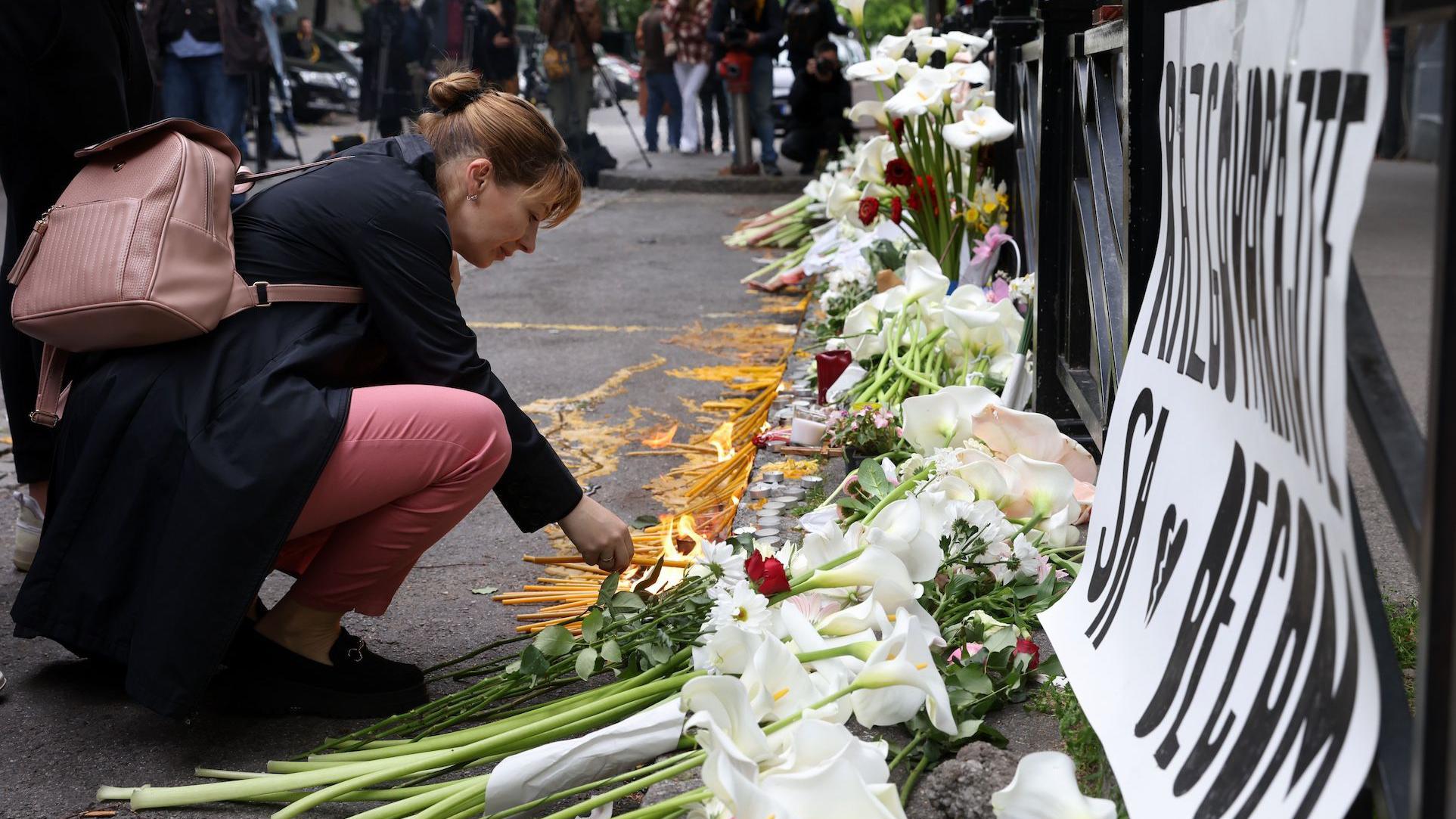 Zločin u Ribnikaru: Počelo ponovljeno suđenje Vladimiru i Miljani Kecmanović 4 Žena polaže cveće ispred škole, nekoliko dana posle masovne pucnjave