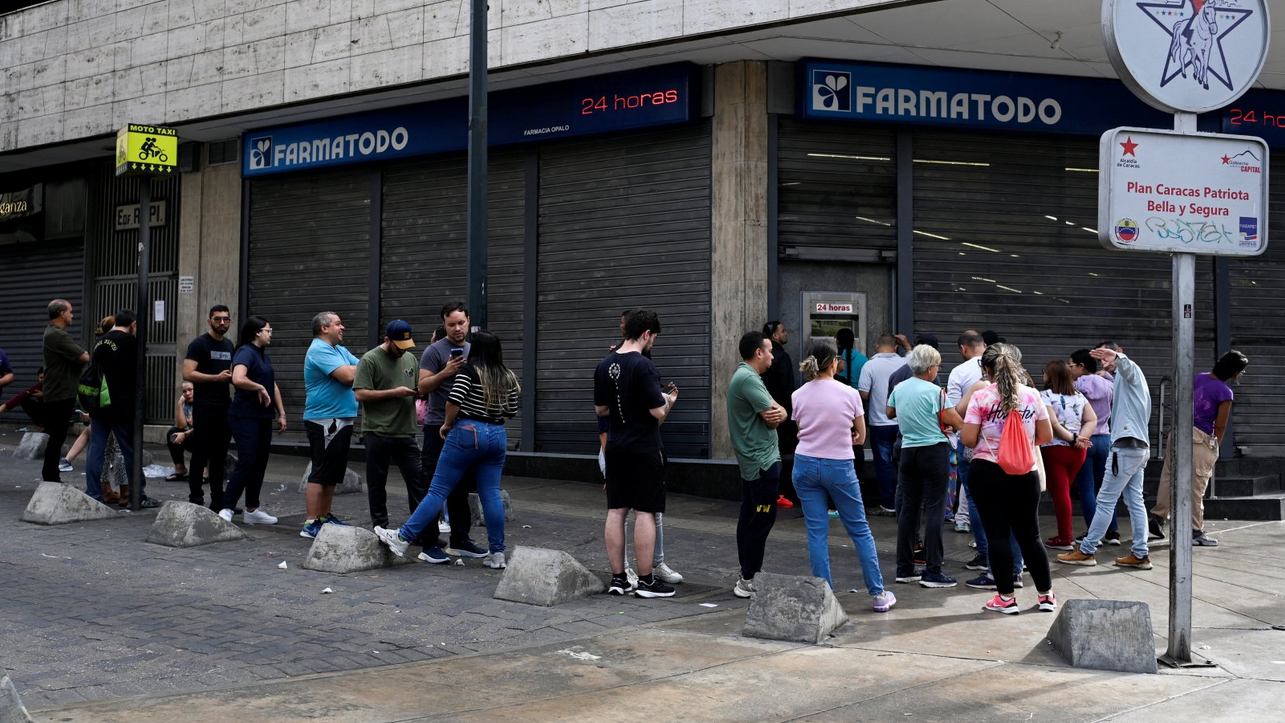 Amerika napala Venecuelu i 'zarobila' Madura, objavio Tramp 9 Redovi ispred apoteke u Karakasu, 3. januar