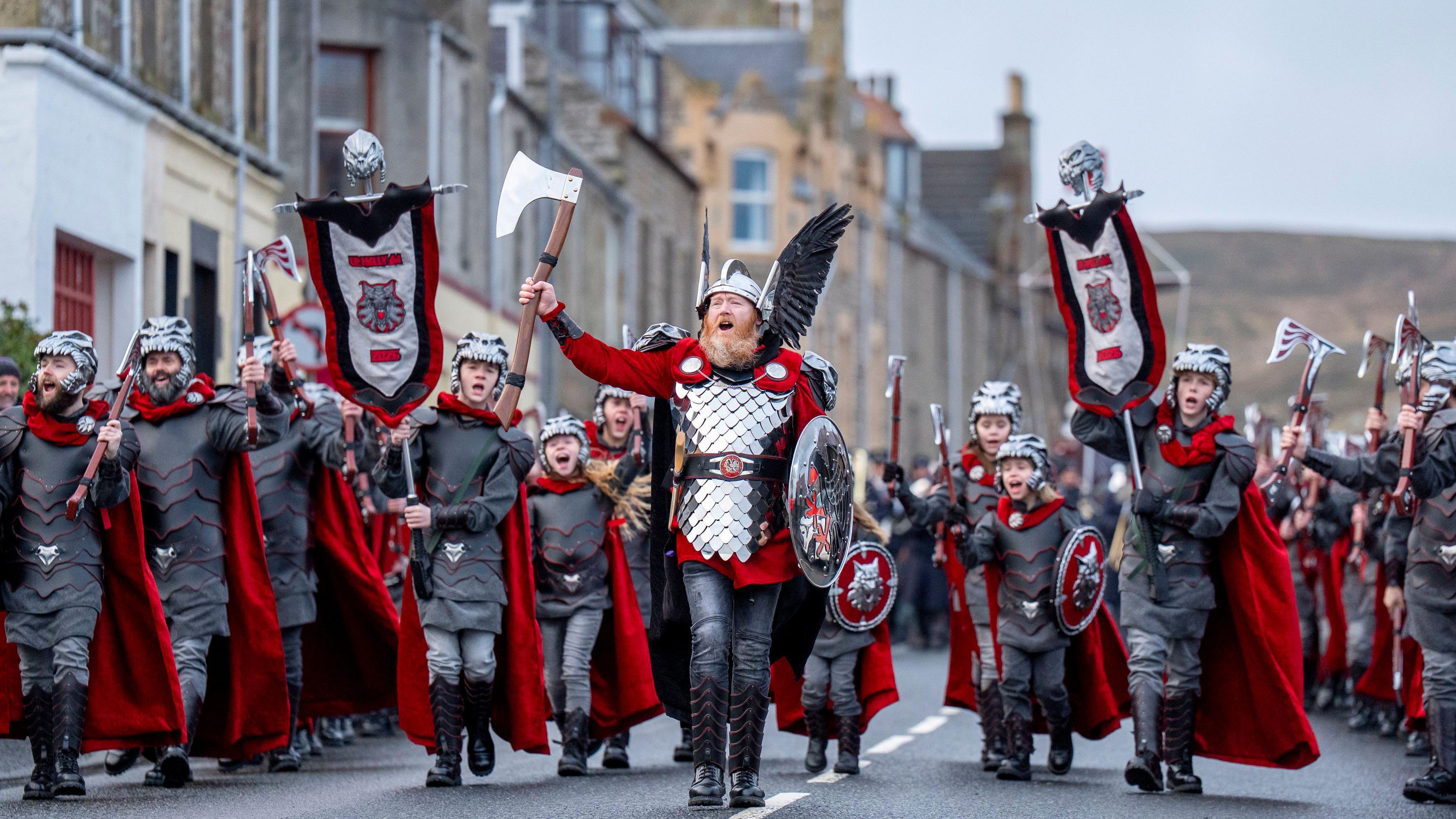 Festival je počeo rano ujutro povorkom kroz Lervik, glavni grad Šetlandskih ostrva