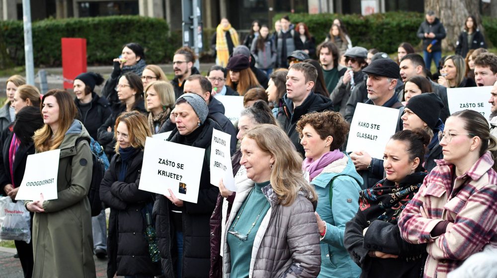 Protest ispred Rektorata u Novom Sadu 1