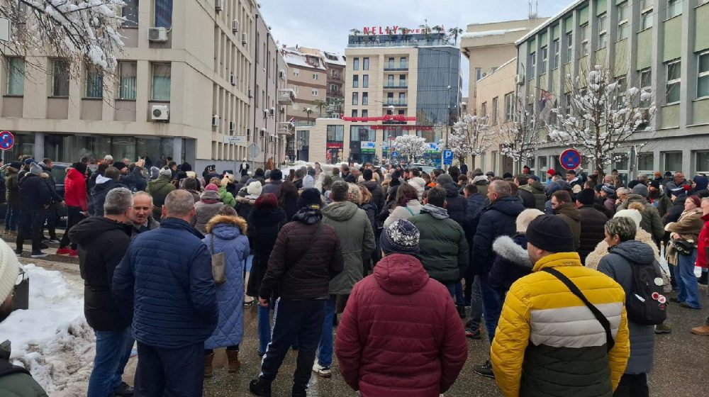 Meštani sela kod Loznice 24 časa bez struje, grupa građana blokirala put 1