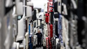 Udruženje prevoznika Crne Gore obustaviće granične blokade teretnog saobraćaja, nakon što je postignut dogovor oko zahteva koje su tražili od vlade.