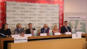 Monografija o Projektu "Jadar", koju potpisuje 26 nezavisnih autora, ukazuje da je planirana eksploatacija jadarita tehnički i ekološki neizvesna, ekonomski neisplativa za Srbiju i pravno sporna, uz ozbiljne rizike po zdravlje ljudi, prirodne resurse i društvenu stabilnost.