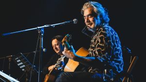 Na pitanje *gde se mogu čuti originalne beogradske autorske pesme uživo* – konačno postoji odgovor: Prvi autorski solistički koncert beogradskih kantautora Vladimira Đurića Đure, alias Đure Mornara, i Milutina Petrovića alias Mylutina biće održan 7.februara u Lisabon baru MTS Dvorane u 20.30 časova.