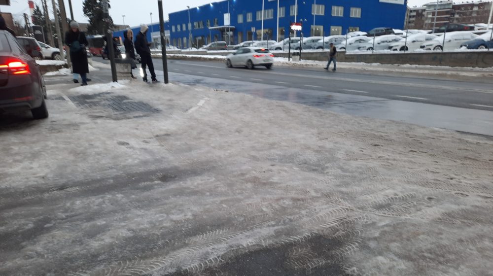 AMSS: Oprezno zbog topljenja snega, kamioni na granici do četiri sata 11