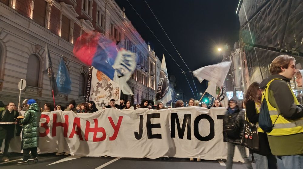 UŽIVO "Danas vi stojite tamo gde mi nismo smeli da stanemo": Završena obraćanja ispred Rektorata, studenti i građani kreću u protestnu šetnju do Hrama Svetog Save (FOTO; VIDEO) 8