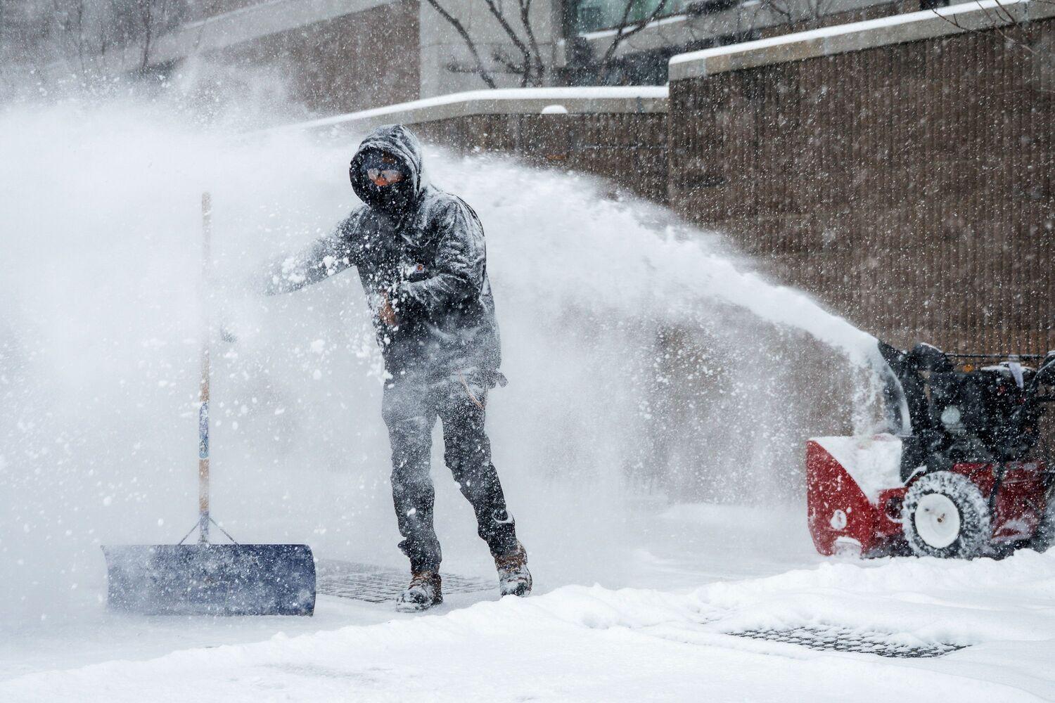 Snežna oluja paralisala Ameriku: Najmanje 14 mrtvih, stotine hiljada bez struje 12 Muškarac čisti sneg ispred zgrade