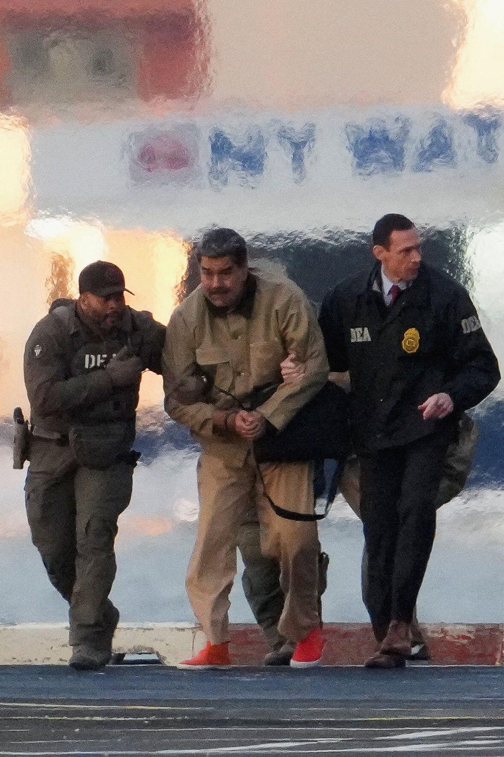 Maduro, sa lisicama na rukama, ide u američki sud - u fotografijama 1 nikolas maduro, hapšenje madura, amerikanci uhapsili madura u venecueli