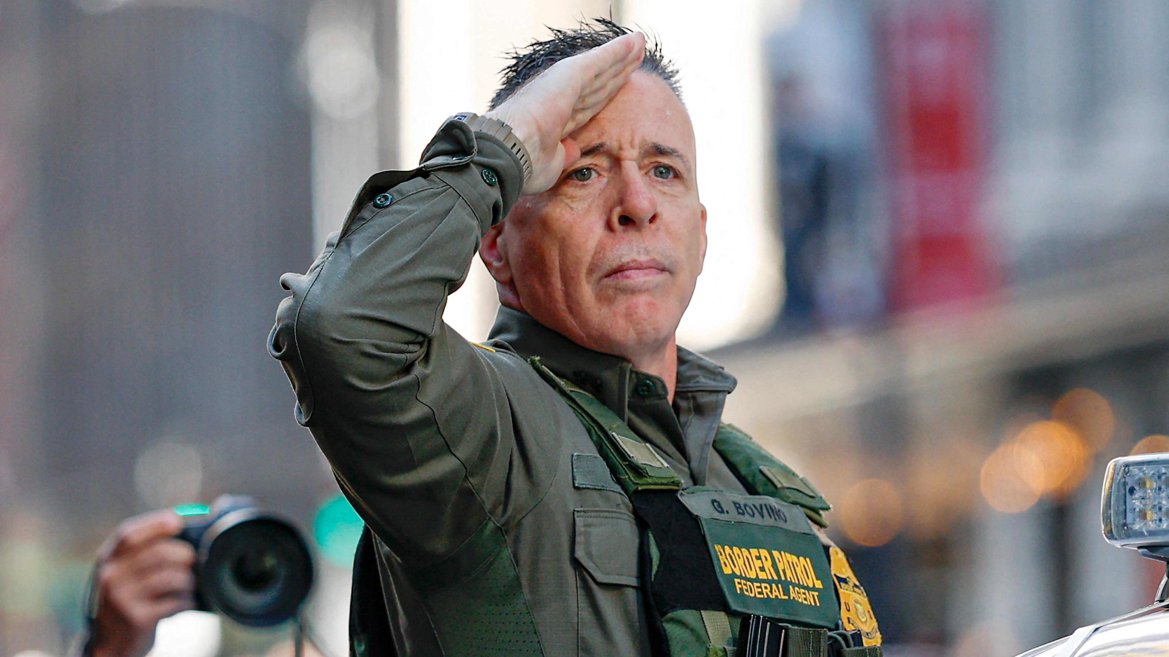 Ko je Greg Bovino, glavni izvršilac Trampove politike masovnih deportacija 3 greg bovino salutira