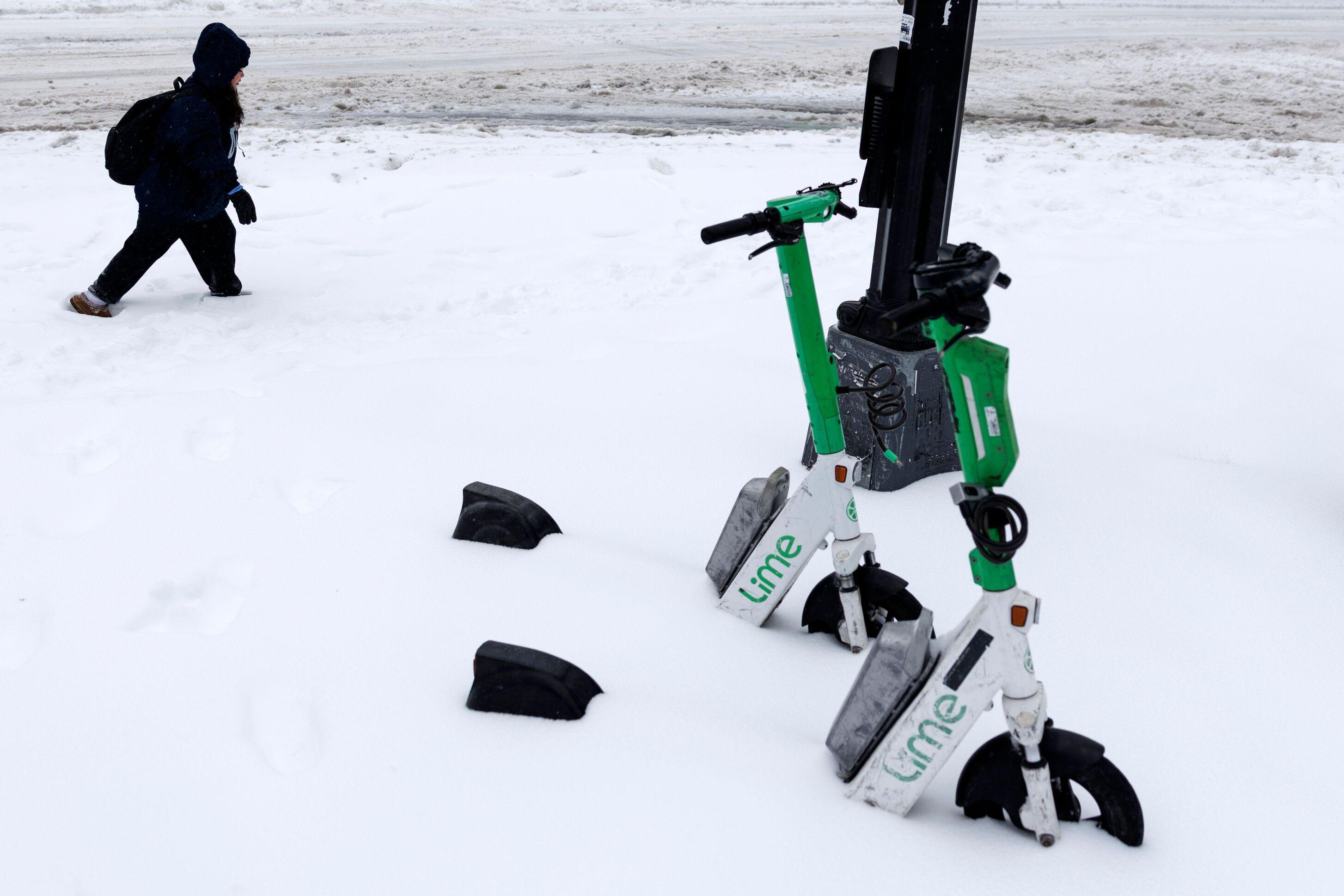Snežna oluja paralisala Ameriku: Najmanje 17 mrtvih, stotine hiljada bez struje 15 dete prolazi kroz sneg dubog do članaka, prvom planu trotineti zavejni snegom
