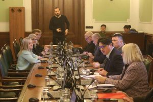 Parlamentarni odbor smatra da su Mrdićevi zakonski predlozi u skladu s Ustavom Srbije 9