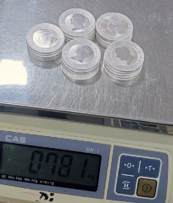 Carina zaplenila 800 grama srebrnjaka i tri pločice investicionog zlata na izlazu iz Srbije 2