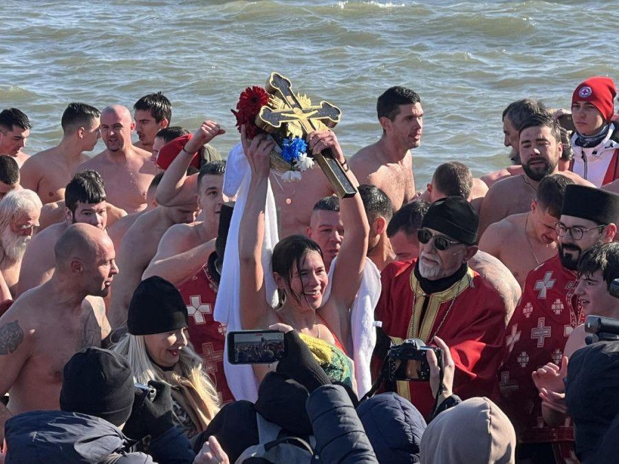 bogojavljanje u zemunu, plivanje za časni krst u zemunu na bogojavljanje, devojka prva doplivala do časnog krsta u zemunu