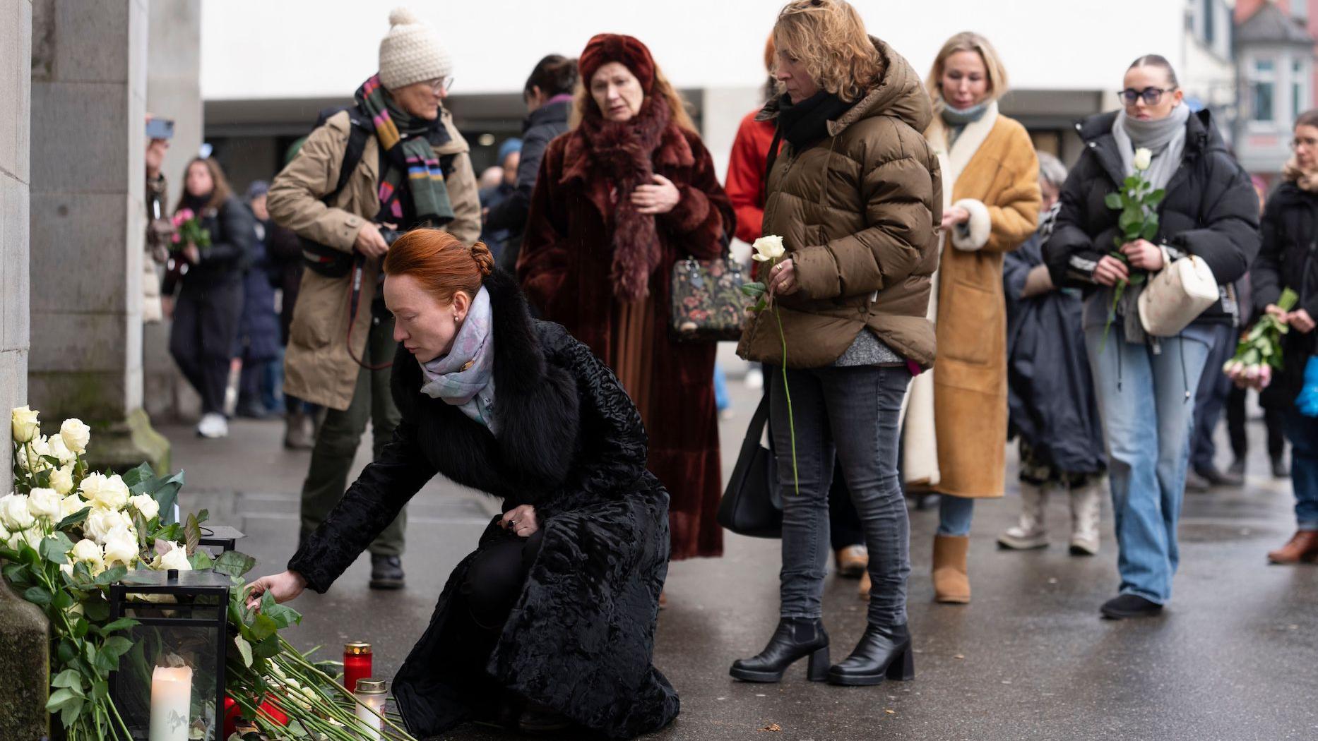 Ljudi polažu cveće u Valeu, u Švajcarskoj