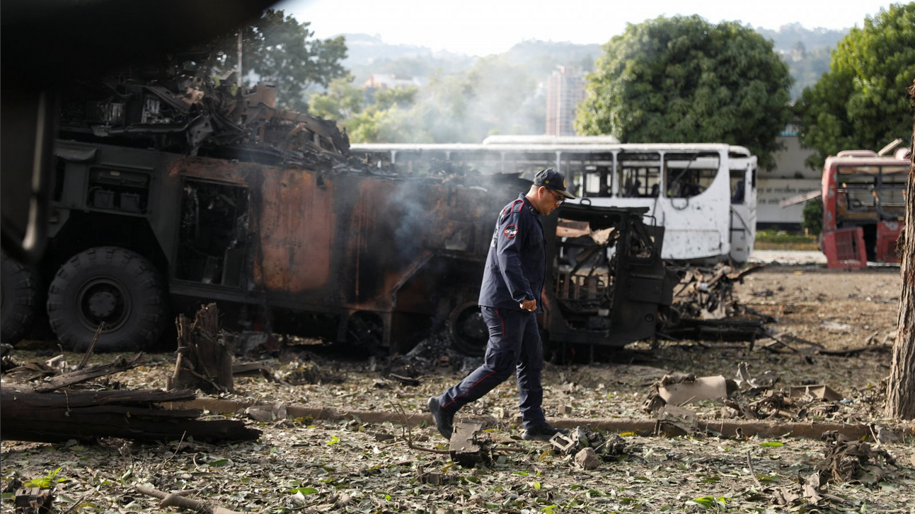 Amerika napala Venecuelu i 'zarobila' Madura, objavio Tramp 1 Polsedice napada na Karakas, pogođena protivvazdušna odbrana, muškarac u uniformi prolazi pored