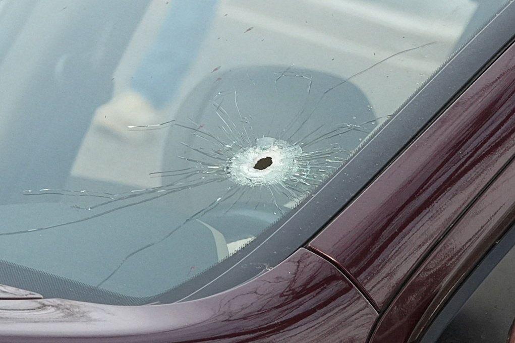 Protesti širom Amerike i kritike Beloj kući zbog ubistva žene u Mineapolisu 4 Rupa u staklu automobila