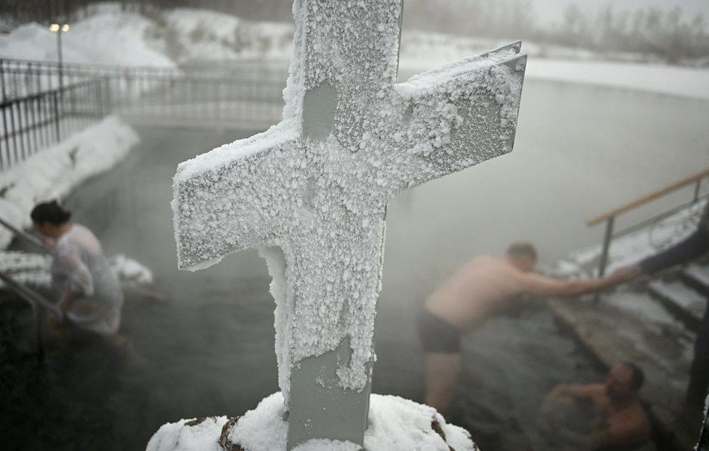rusija bogojavljanje, bogojavljanje u rusiji, Ljudi uranjaju u ledenu vodu jezera u blizini Ačairskog manastira tokom proslave pravoslavnog hrišćanskog praznika Bogojavljanja u Omskoj oblasti, u Rusiji, ledeni krst, zaleđeni pravoslavni krst