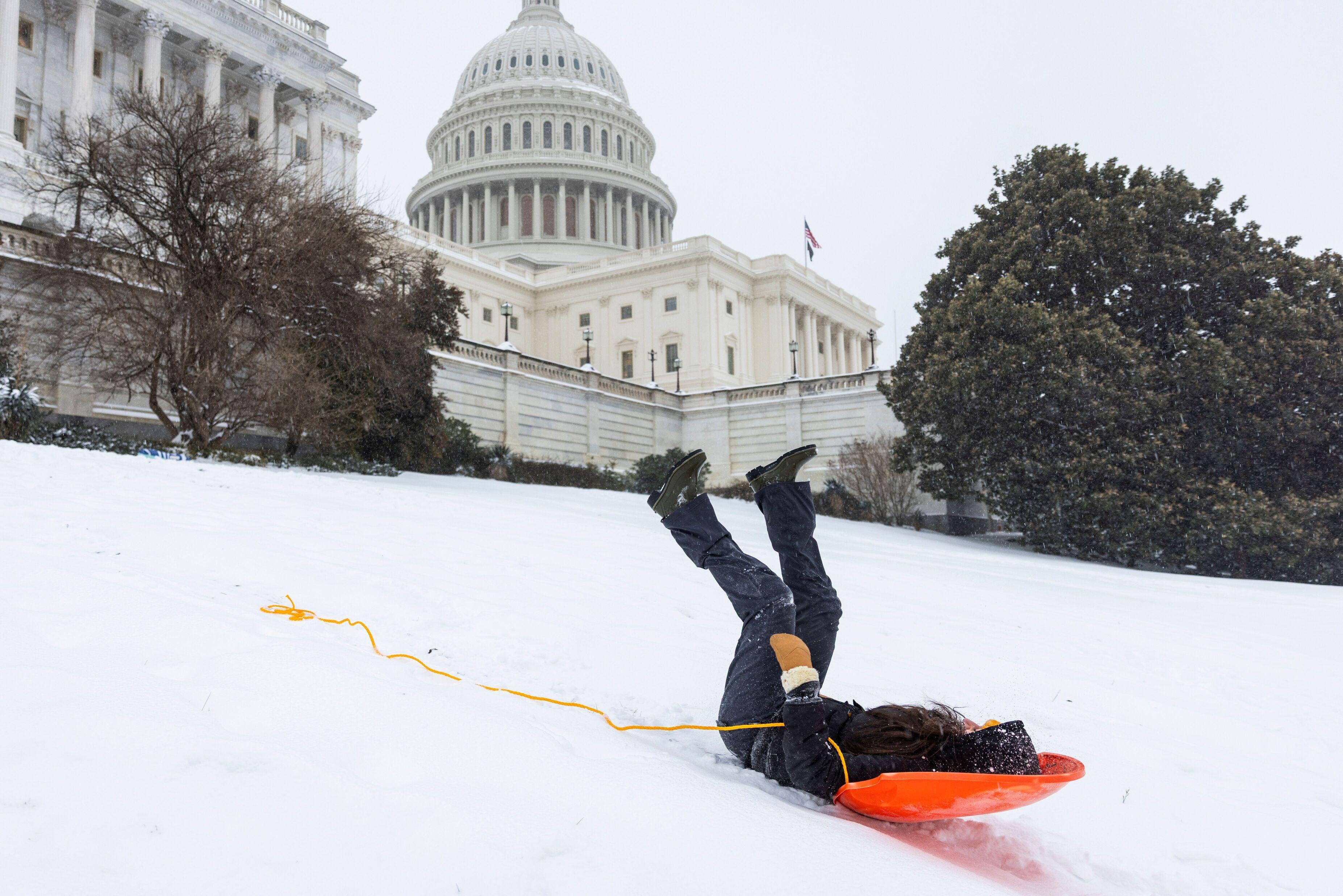 dete se sanka na naradžastim sankama ispred Kapitola u Vašingtonu