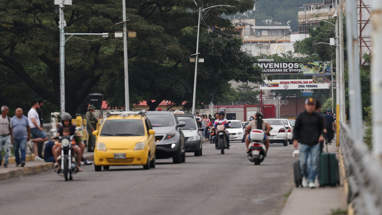 Amerika napala Venecuelu i 'zarobila' Madura, objavio Tramp 7 Peške i kolima ljudi iz Venecuele prelaze u Kolumbiju