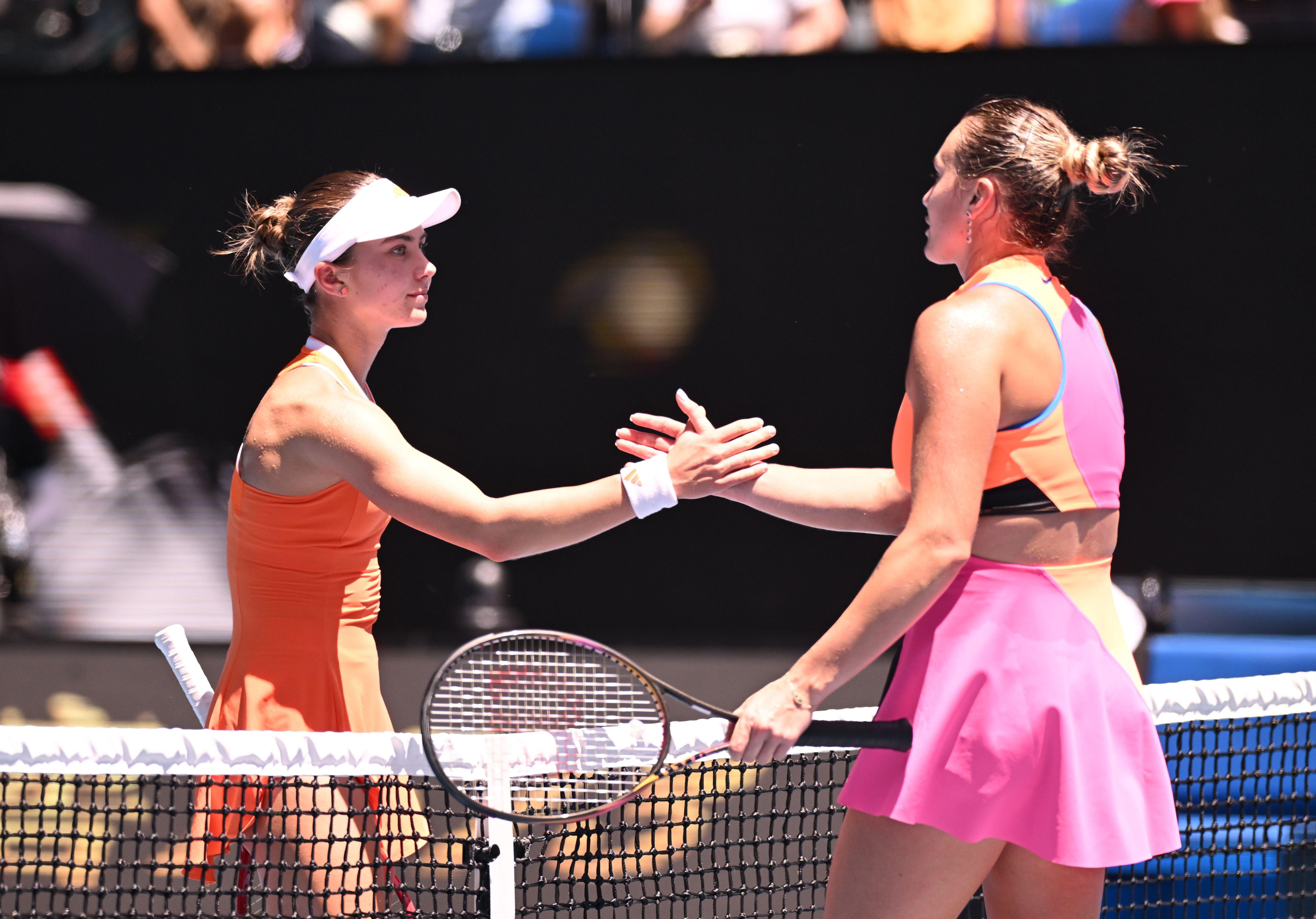 Arina Sabalenka (desno) iz Belorusije rukuje se sa Ivom Jović (levo) iz SAD nakon pobede u njihovom meču četvrtfinala za žene 10. dana teniskog turnira Australijan Open 2026. u Melburnu, Australija, 27. januara 2026.