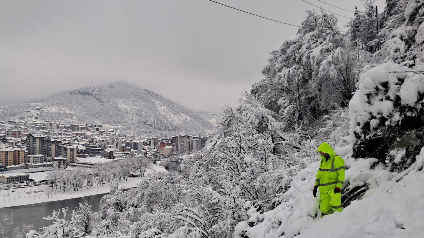 Lozica sedam dana bez struje zbog snega, vanredna situacija u 15 srpskih opština 5 Radnik u odelu namešta strut