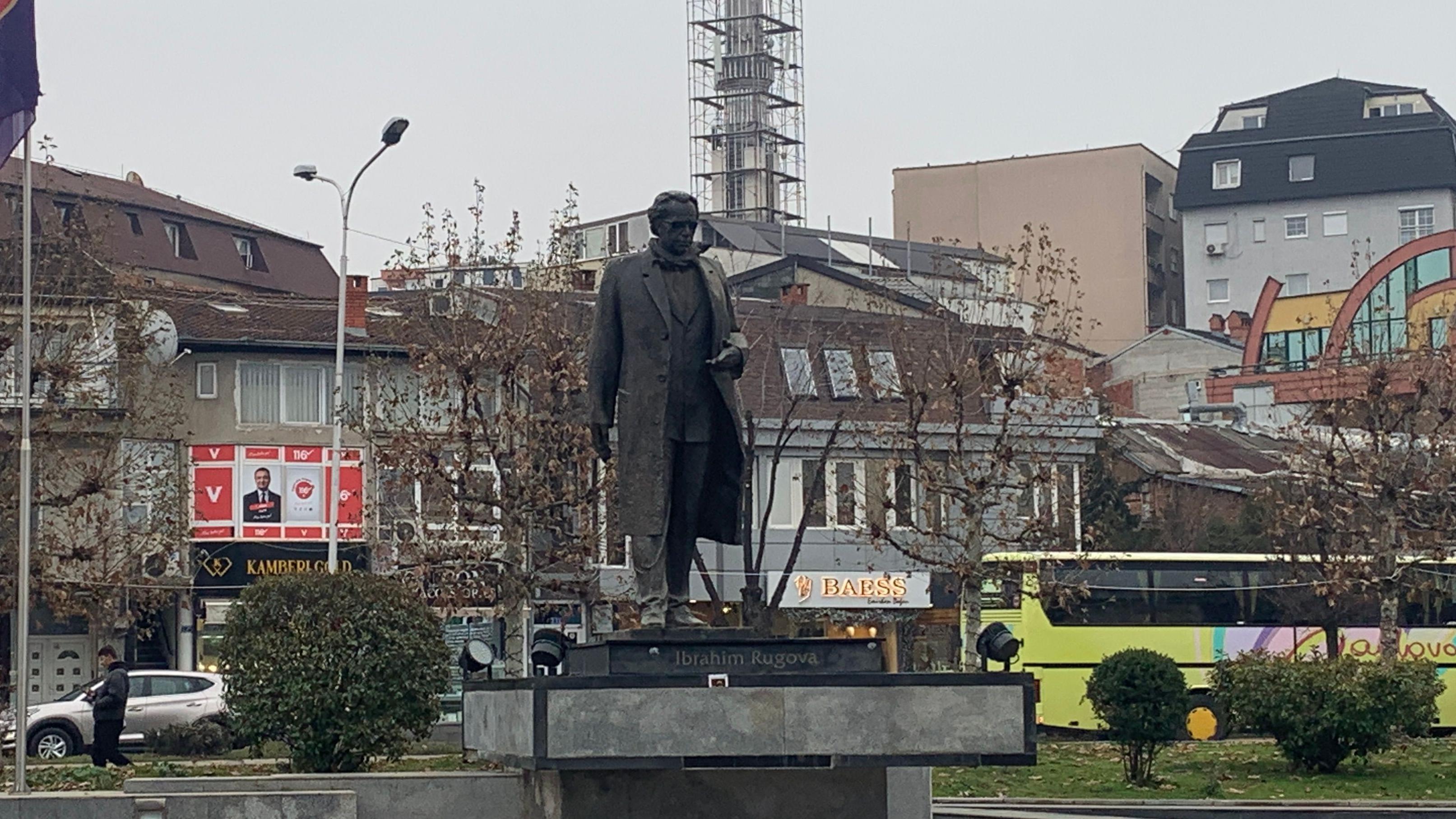 Statua Ibrahima Rugove u centru Prištine nedaleko od zgrade Vlade Kosova