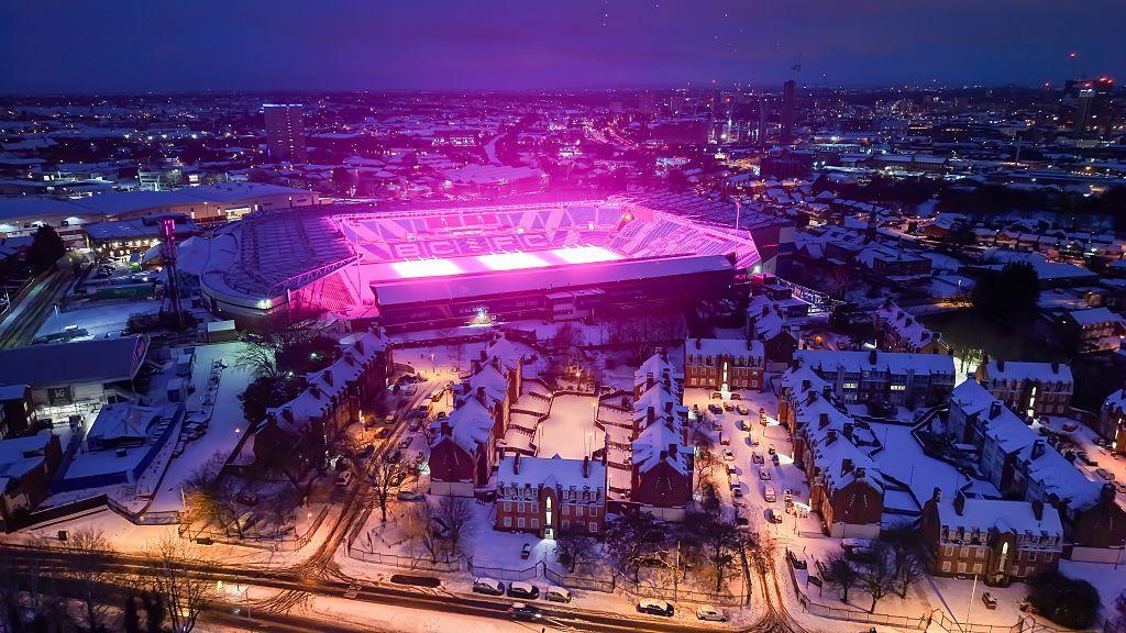 Nebo obojeno u roze: 'Misteriozna' svetlost iznad Birmingema 2 Fotografija stadiona Sent Endrjuz iz vazduha