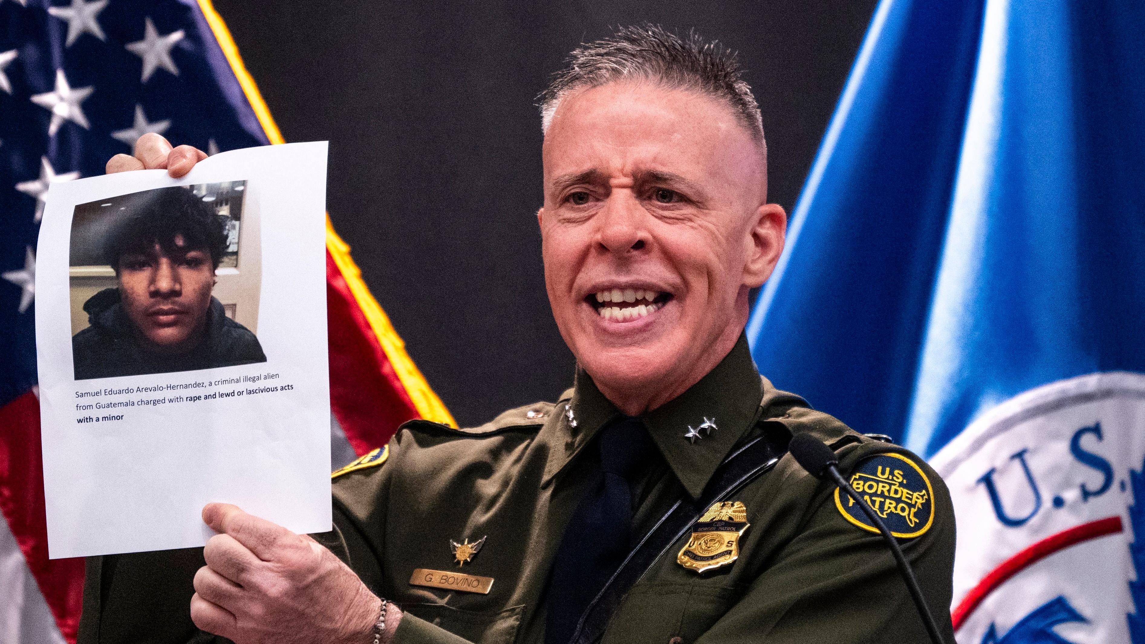 Ko je Greg Bovino, glavni izvršilac Trampove politike masovnih deportacija 5 Komandant granične patrole Greg Bovino drži list papira na kojem su prikazani navodni zločini koje je počinio neidentifikovani imigrant