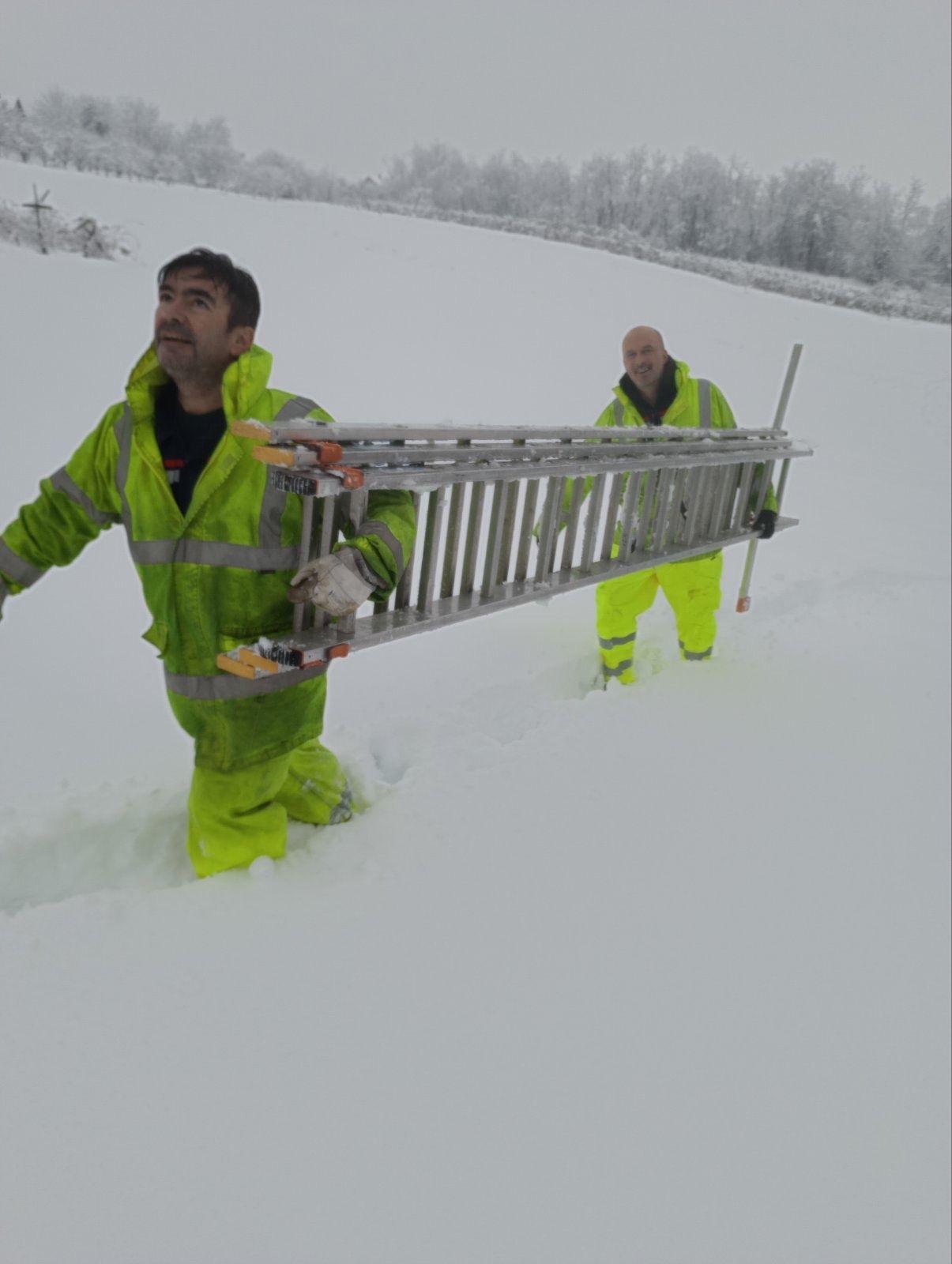 Lozica sedam dana bez struje zbog snega, vanredna situacija u 15 srpskih opština 9 Radnici u snegu nose merdevine
